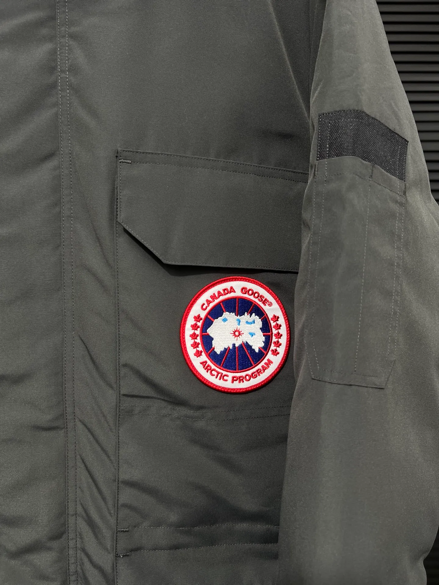P780 🆕 Top original version, supports chip sensor with handbag 𝗖𝗮𝗻𝗮𝗱𝗮 𝗚𝗼𝘀𝗲 / 🇨🇦 Canada Goose 08 Down Jacket ⚠️ Partners who have been cooperating with us in the past few years know that no matter what is produced outside, our pure genuine trading company ships ❗️ After the test of time, we have received rave reviews. You can compare the market products with us. If you are not satisfied, you can return it at will. You are also welcome to come to ZG to see it and then come to my home to buy‼  1⃣️ The filling is 80% white duck down, with a weight of 500g. Regarding the down content, you can feel it with your hands. Good down has no embarrassment and can be called a walking duvet! 2⃣️ The fabric is made of Feather-Light 10D waterproof coating fabric, which is made of 84.5 polyester fiber and 15.5 cotton. The surface is treated with a special Teflon protective coating produced by DuPont to prevent wind and splash water, and makes the clothing anti-pollution and long-lasting new features! 3⃣️ One-piece seamless cuffs, 13cm official length, all seals are stamped, and all the inner liner is hemmed. The overcoat means sewing all the inner liner once. On the one hand, it is to prevent the velvet from running off, and on the other hand, it can keep the stiffness of the clothes! 4⃣️ Original Yoshida Kogyo Kabushikigaisha zipper, top-grade zinc alloy electroplated zipper with the highest specifications, using precise Japanese craftsmanship, raw materials and management methods. Each zipper can withstand 100,000+ openings and closings 5⃣️ The detachable fur collar is made of top-grade imported wolf fur, which is not comparable to the loose and soft raccoon fur and fake fur on the market. It is a natural Siberian coyote fur collar. The delicate and strong feel is the sense of life that comes from the erosion of wind and frost in nature. 6⃣️ Main logo double-thread 9-needle locking stranded embroidery, electronic digital automatic embroidery, maple leaves with sharp edges. Size: XS-XXL Color: black, off-white, graphite gray, sapphire blue Dark Blue Pink Azure Graphite Gray Black Label Shoulder Width Chest Sleeve Length Clothes Length Recommended Weight kg 67 87 80-90 2XL 58 136 69 89 90-105